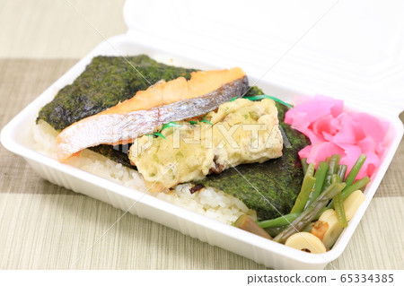 美味的海藻三文魚便當 美味的海藻三文魚便當 65334385