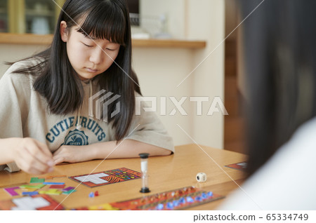 Family playing board games 65334749