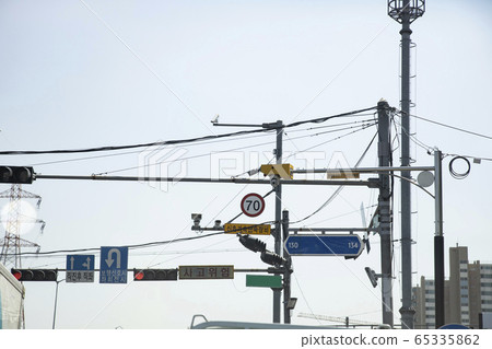 Signs and cameras installed on the road 65335862