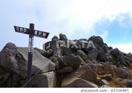 Fork on a steep mountain trail. Mt. Negishi of Yatsugatake. 65336465