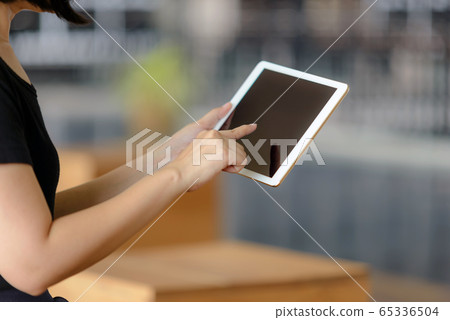 Close-up of businesswoman using a digital tablet 65336504