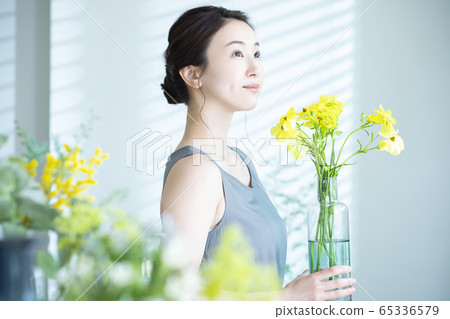 Female flower flower arrangement 65336579
