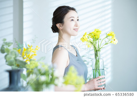 Female flower flower arrangement 65336580