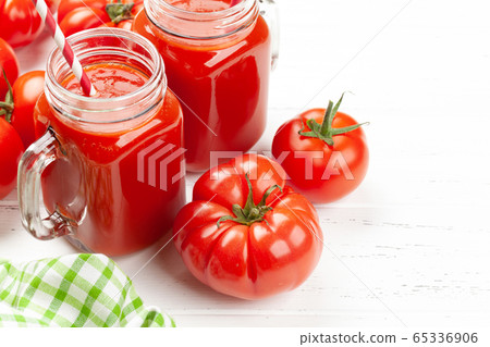 Fresh tomato juice and ripe tomatoes Fresh tomato juice and ripe tomatoes 65336906