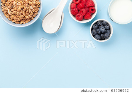 Healthy breakfast with granola and berries 65336932