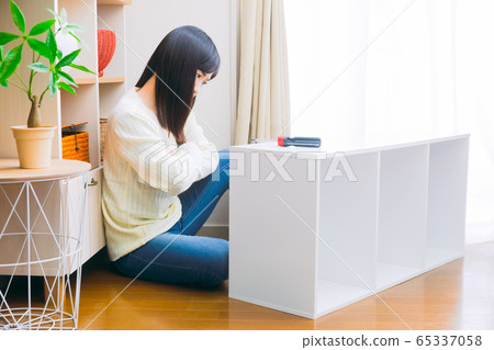 女人看著顏色盒思考組裝,拆卸複製空間 女人看著顏色盒思考組裝,拆卸複製空間 65337058