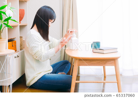 用酒精,手噴霧劑,複製空間消毒的女人 用酒精,手噴霧劑,複製空間消毒的女人 65337060