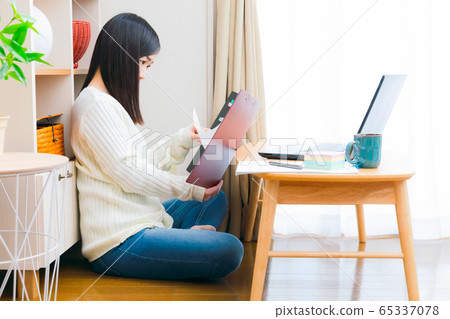 女人確認文件遠程工作家庭工作遠程辦公複製空間 女人確認文件遠程工作家庭工作遠程辦公複製空間 65337078