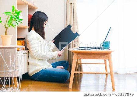 女人確認文件遠程工作家庭工作遠程辦公複製空間 65337079