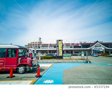 Aizu-Wakamatsu Station station building red tile Machinaka tour bus 65337294