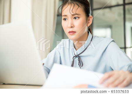 A young female office worker hard-working hard-working person material 65337633