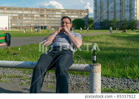 an alcoholic came with beer to train at the stadium 65337812