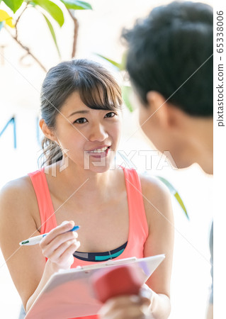 私人健身房女教練教練啞鈴 私人健身房女教練教練啞鈴 65338006