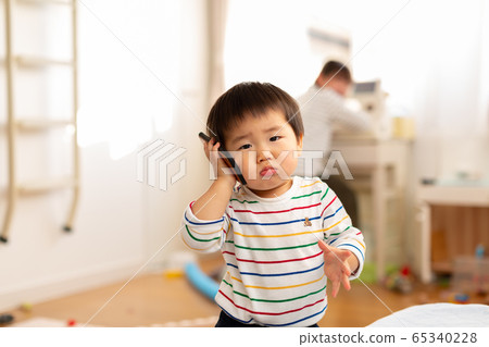 Infants playing at home Infants spending time at home Mobile phones Infants playing at home Infants spending time at home Mobile phones 65340228