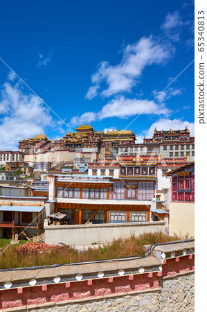 Ganden Sumtsenling Monastery on a sunny day, 65340813