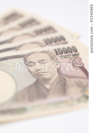 10,000日元的鈔票（10,000日元的鈔票，新票，黃金鈔票，日本鈔票，流通貨幣，特寫副本空間） 65340868