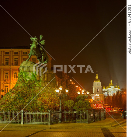 Bohdan Khmelnytsky monument Kyiv, Ukraine Bohdan Khmelnytsky monument Kyiv, Ukraine 65341081
