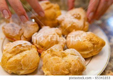 Process of cooking custard cakes 65341853