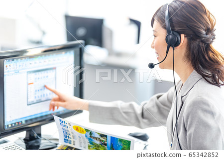 Income female operator (The study abroad brochure is a dummy created for shooting.) Income female operator (The study abroad brochure is a dummy created for shooting.) 65342852