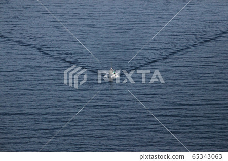 一艘完成捕魚並返回其母港的小型漁船 一艘完成捕魚並返回其母港的小型漁船 65343063