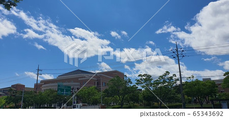 A pretty building under the sky 65343692