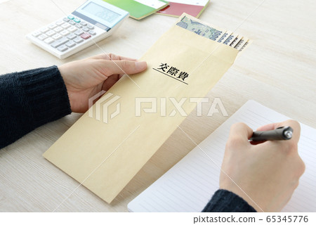 Image of managing household expenses and entertainment expenses 65345776