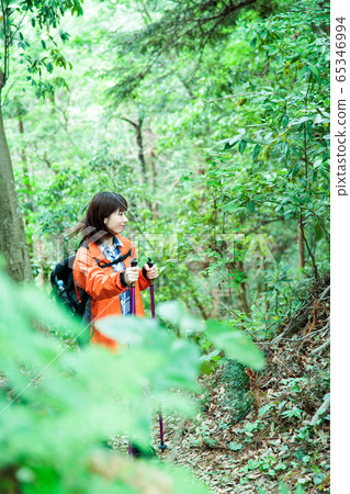 登山女孩徒步登山登山戶外徒步旅行 65346994