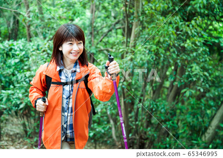 登山女孩徒步登山登山戶外徒步旅行 65346995