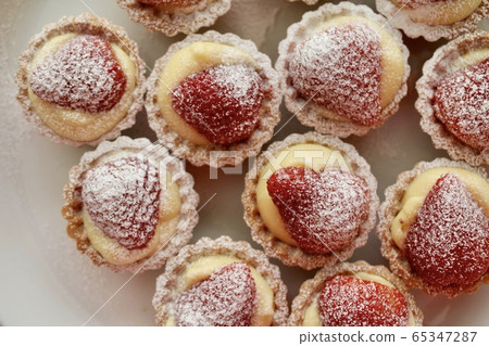 Bite-sized handmade strawberry custard mini tarts Bite-sized handmade strawberry custard mini tarts 65347287