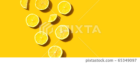 Fresh yellow lemons overhead view 65349097