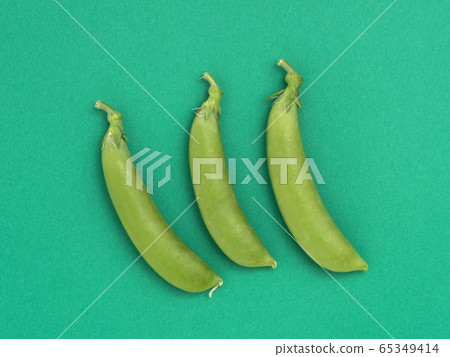 Raw snap pea Raw snap pea 65349414