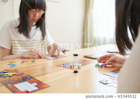家庭玩棋盤遊戲 家庭玩棋盤遊戲 65349532