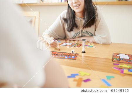 家庭玩棋盤遊戲 家庭玩棋盤遊戲 65349535