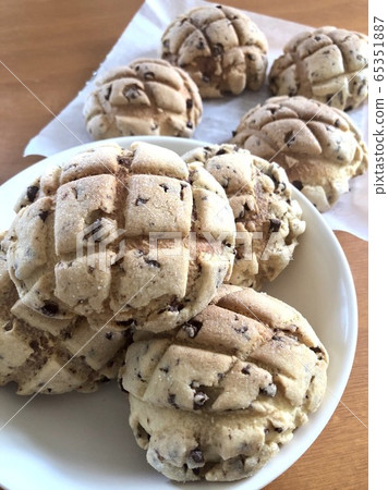 Homemade chocolate chip melon bread Homemade chocolate chip melon bread 65351887