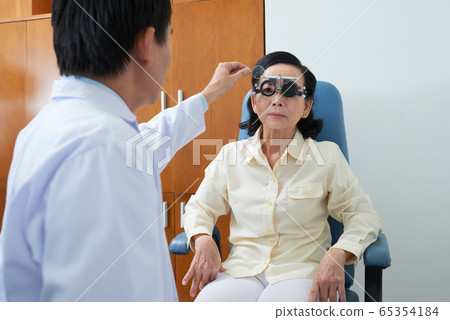 Eyesight examination in hospital 65354184