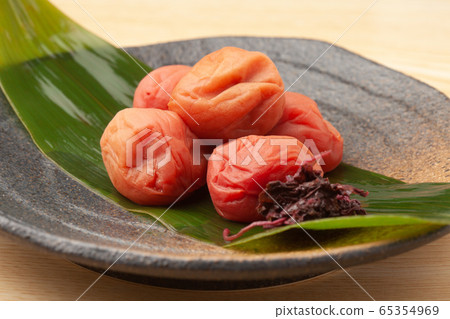 Salted plum  65354969