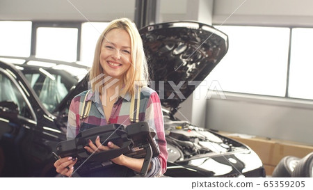 Auto mechanic offers repair and diagnostics services for car engines 65359205