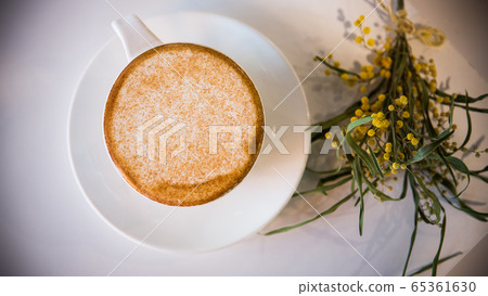 在一個好的咖啡廳喝咖啡 65361630