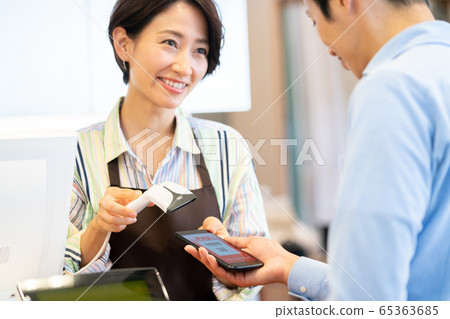 收銀員支付智能手機購物員 收銀員支付智能手機購物員 65363685