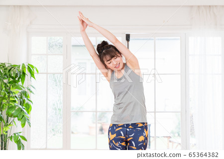 Female yoga fitness home 65364382