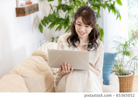 女筆記本電腦家用客廳 女筆記本電腦家用客廳 65365052