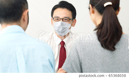 戴著口罩等顧客 戴著口罩等顧客 65368038