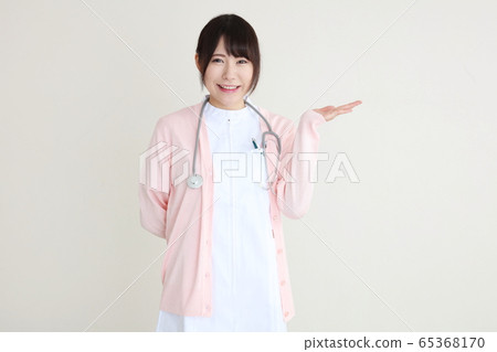 A lady in white 65368170