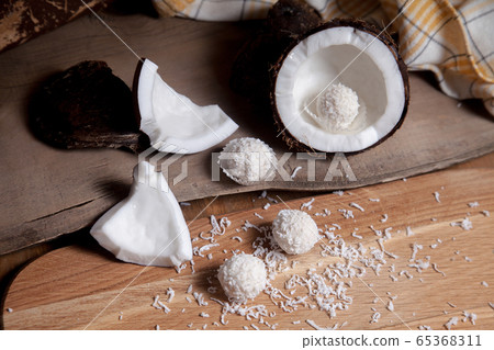 Close up of coconut with white pulp, coconut chip Close up of coconut with white pulp, coconut chip 65368311