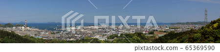 新居濱市和住友化學工業園區,海洋島嶼的全景 新居濱市和住友化學工業園區,海洋島嶼的全景 65369590