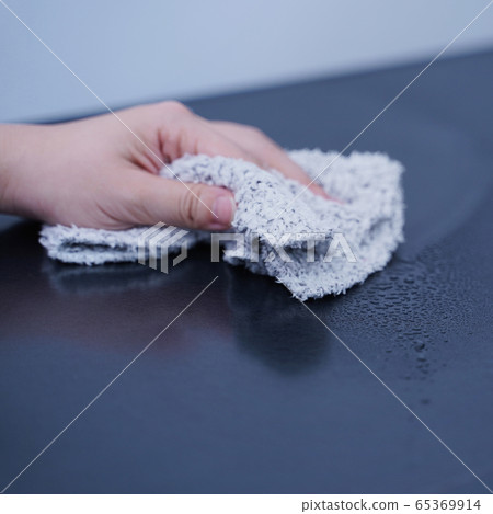 Clean, clean, epidemic prevention office, clean office table surface, housekeeping woman Clean, clean, epidemic prevention office, clean office table surface, housekeeping woman 65369914