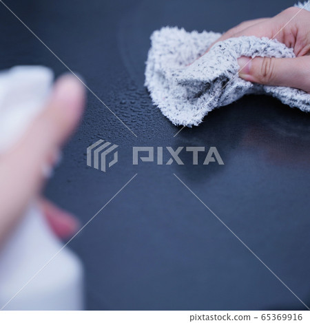 Clean, clean, epidemic prevention office, clean office table surface, housekeeping woman 65369916