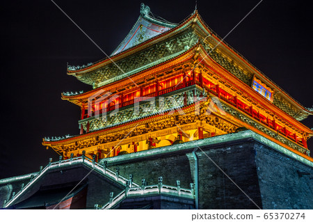 Illuminated Bell Tower temple of Xi'an, night 65370274