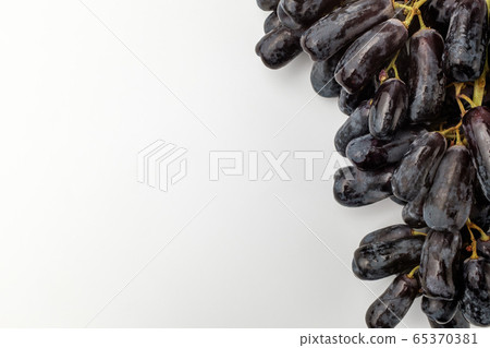Sapphire grapes 65370381