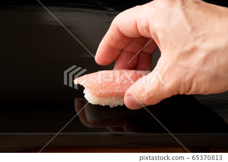 在拿著金槍魚大托羅的板前 在拿著金槍魚大托羅的板前 65370813